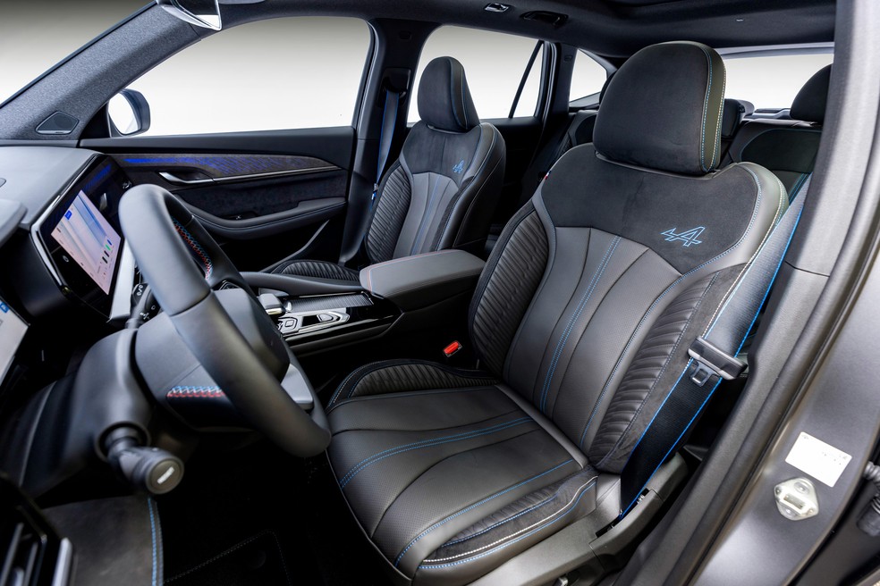Renault Koleos traz bancos de Alcantara com o A característico da Alpine — Foto: Divulgação/Renault