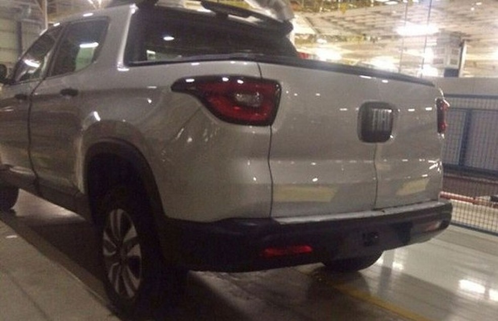 Traseira da Fiat Toro é flagrada na fábrica de Goiana, em Pernambuco (Foto: Reprodução) — Foto: Auto Esporte