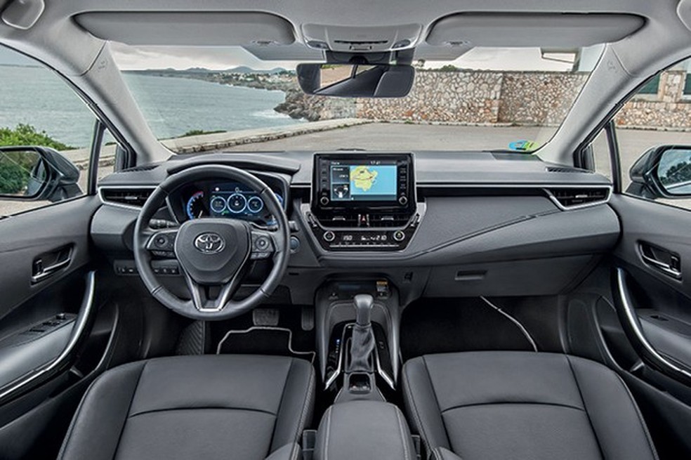 Toyota Corolla sedã 2020 - Por dentro, o padrão de acabamento foi aprimorado, com uso de materiais mais requintados. Os bancos são confortáveis, mas as telas da central multimídia e do quadro de instrumentos deveriam ser mais caprichadas (Foto: Divulgação) — Foto: Auto Esporte