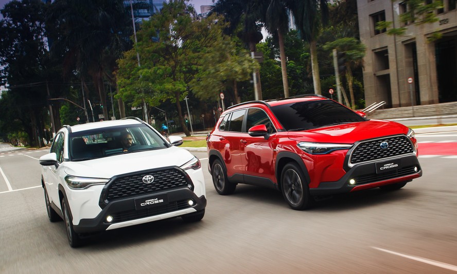 Toyota Corolla Cross 2.0 (branco) e Hybrid (vermelho)
