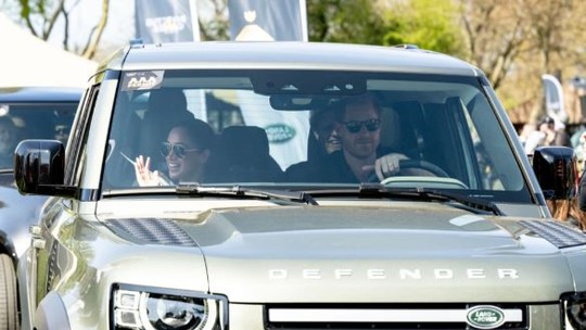 Fora da realeza, Harry e Meghan Markle não deixam de lado os carros ingleses