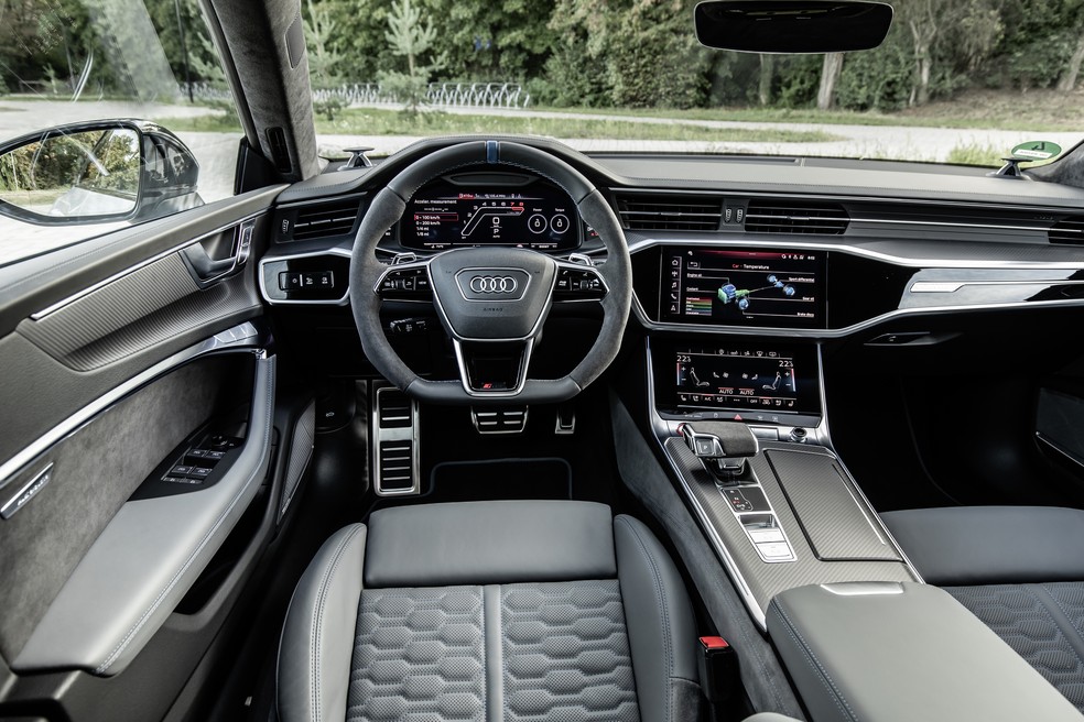 O interior luxuoso reúne couro, materiais emborrachados e Alcantara — Foto: Divulgação