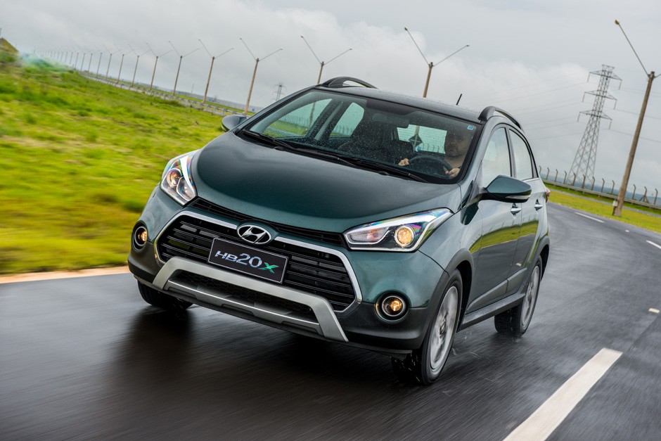 Hyundai HB20X 2016 verde em movimento