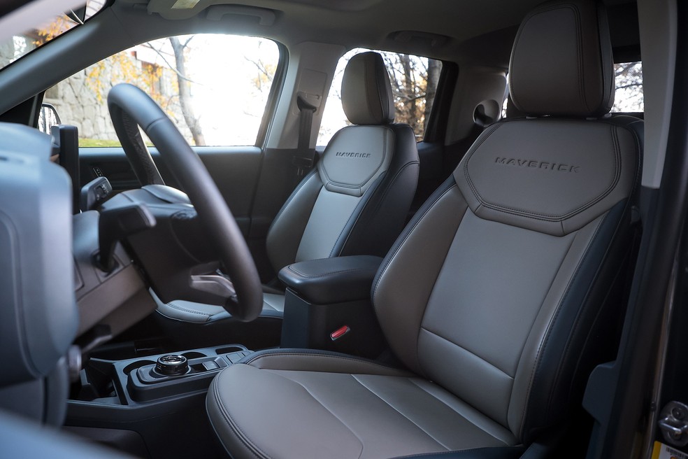 Ford Maverick Hybrid 2025: bancos são sempre de couro, mas cor do material muda de acordo com a versão — Foto: Divulgação/Ford
