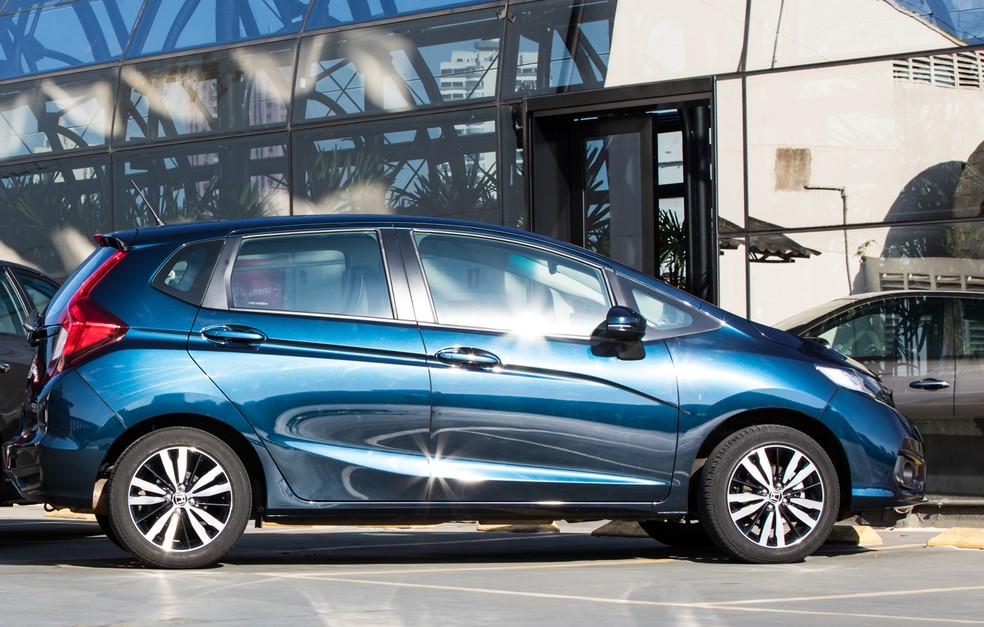 Toyota Yaris e Honda Fit — Foto: Celso Tavares/G1