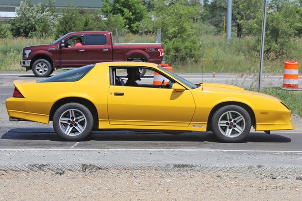 Camaro flagrado tem estrutura interna reforçada (Foto: AutoMedia/Auto News Brasil) — Foto: Auto Esporte