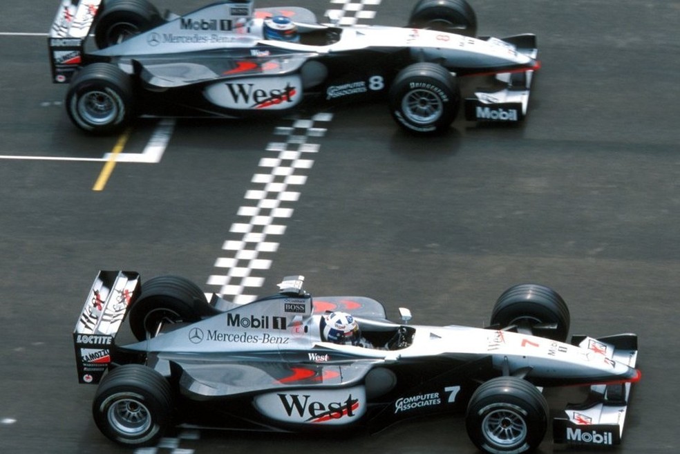 O finlandês Mika Hakkinen e o escocês David Coulthard a bordo da McLaren MP4-13 (Foto: Divulgação/Fórmula 1 ) — Foto: Auto Esporte