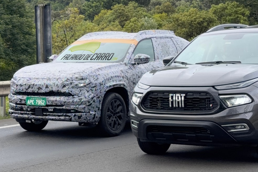 Renault Niagara ao lado da rival Fiat Toro — Foto: Reprodução/Falando de Carro