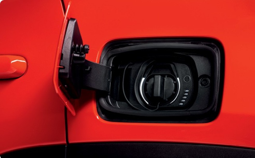 Modelos tem dois bocais: um para combustível e outro para a recarga elétrica (Foto: Divulgação) — Foto: Auto Esporte