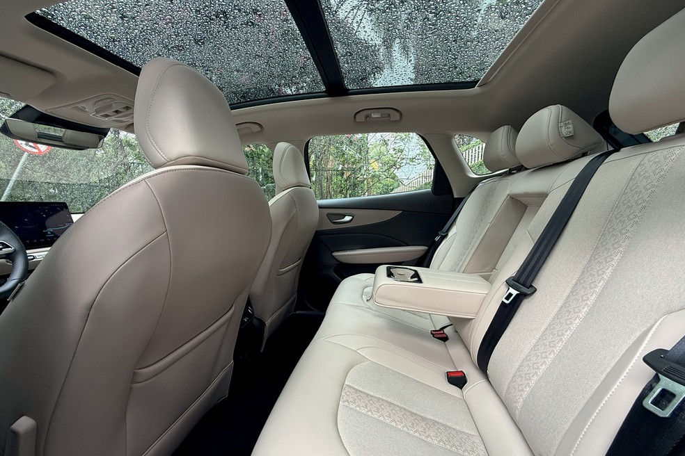S5 traz teto solar panorâmico, mas assento traseiro é pouco ergonômico — Foto: André Schaun/Auto News Brasil