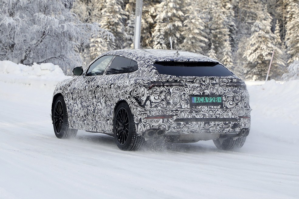 Lamborghini Urus EVO terá um novo estilo nas lanternas, para-choque e saídas de escapamento — Foto: Automedia
