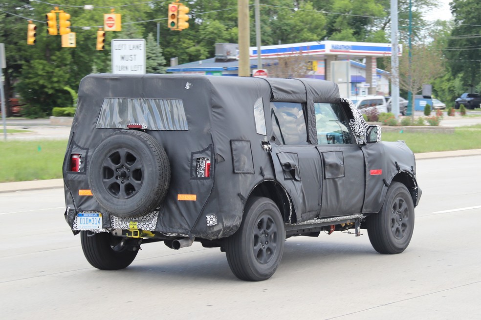 Apesar da camuflagem, é possível notar novidades no novo Ford Bronco híbrido — Foto: Automedia 