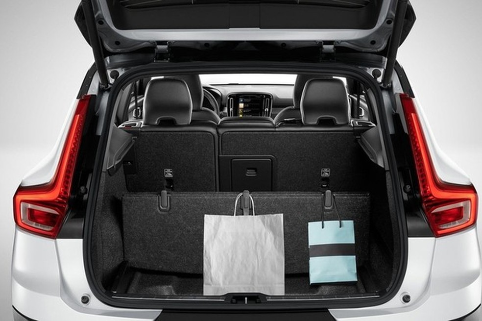 Bolsas podem ser penduradas no piso retrátil do porta-malas, cheio de nichos e porta-trecos (Foto: Divulgação) — Foto: Auto Esporte