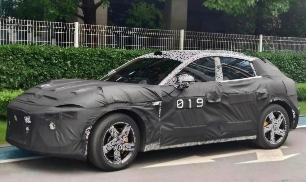 SUV da Xiaomi já foi flagrado em testes nas ruas da China  — Foto: Reprodução/Car News China