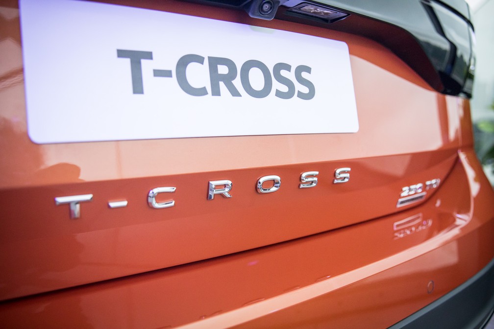 Traseira traz o nome do T-Cross logo abaixo da placa do automóvel — Foto: Fábio Tito/G1