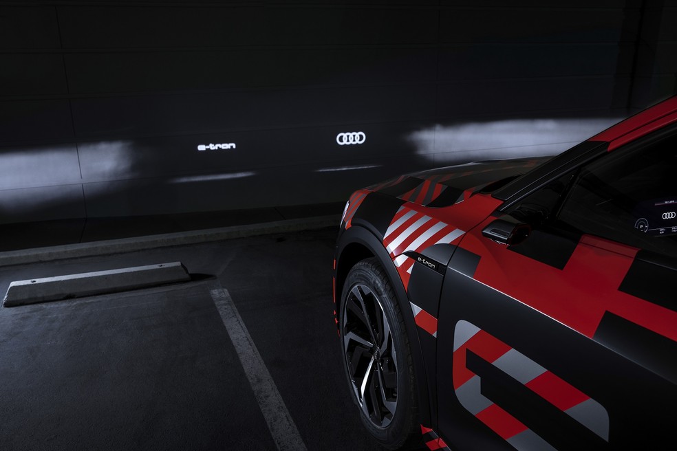Os faróis matriciais de LED fazem o Audi e-tron poder projetar qualquer sinal — Foto: Divulgação