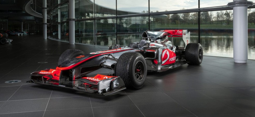 McLaren de 2010 de Lewis Hamilton foi leiloado neste mês de julho — Foto: Divulgação