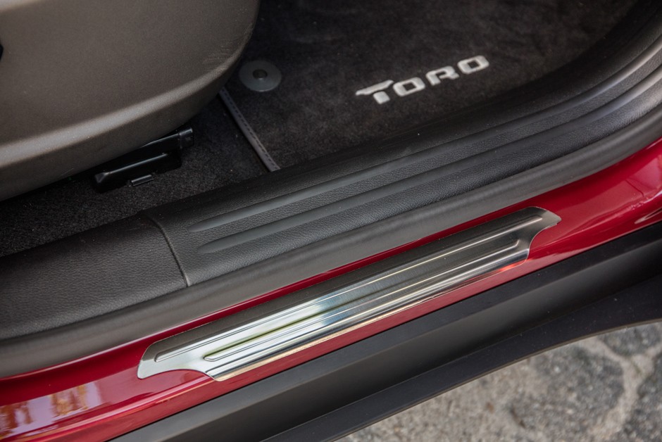 Versão "Opening Edition" da Fiat Toro Freedom traz soleira com detalhe cromado