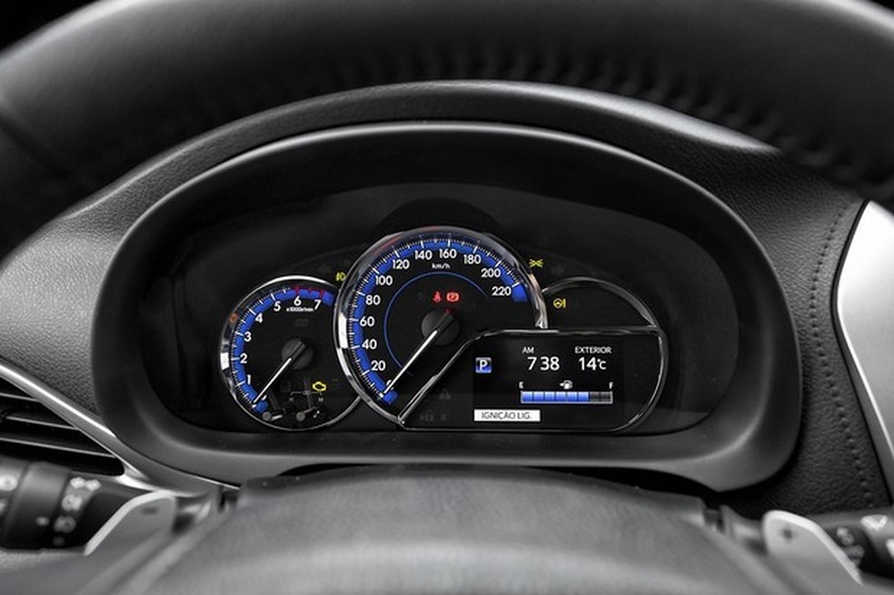 Yaris têm visor colorido e instrumentos modestos (Foto: Leo Sposito/Auto News Brasil) — Foto: Auto Esporte
