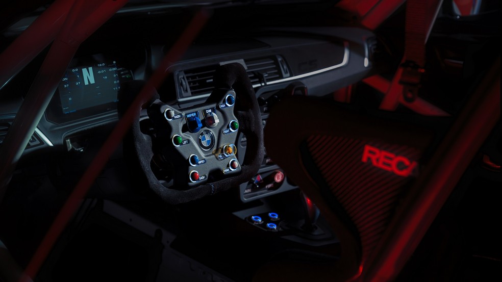 Interior do BMW M2 CS MotoGP Safety Car foi altamente modificado; só sobrou parte do painel do carro de rua — Foto: Divulgação