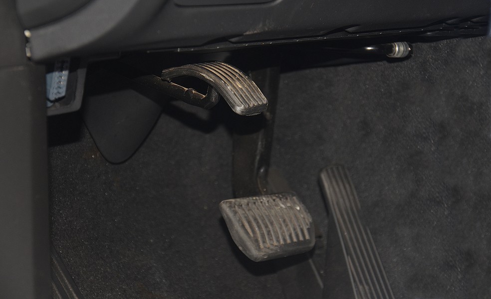 O pedal adicional no lado esquerdo tem uma alavanca que o coloca para cima, caso o motorista queira usar o sistema tradicional dos pedais — Foto: André Schaun 