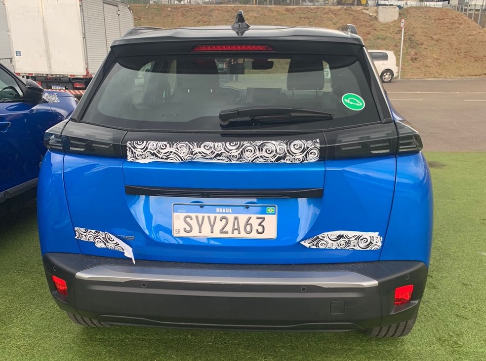 Novo Peugeot e-2008 tenta se disfarçar antes da estreia, mas sem muito sucesso — Foto: Erno Drehmer/Auto News Brasil