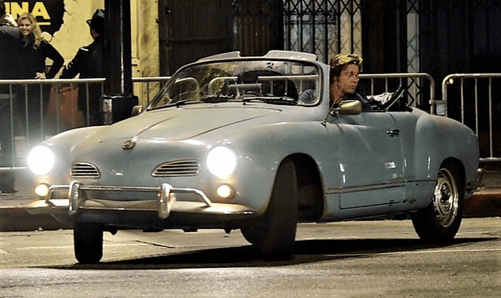Brad Pitt roda com o Karmann Ghia azul 1964 em "Era uma Vez em... Hollywood" — Foto: Reprodução