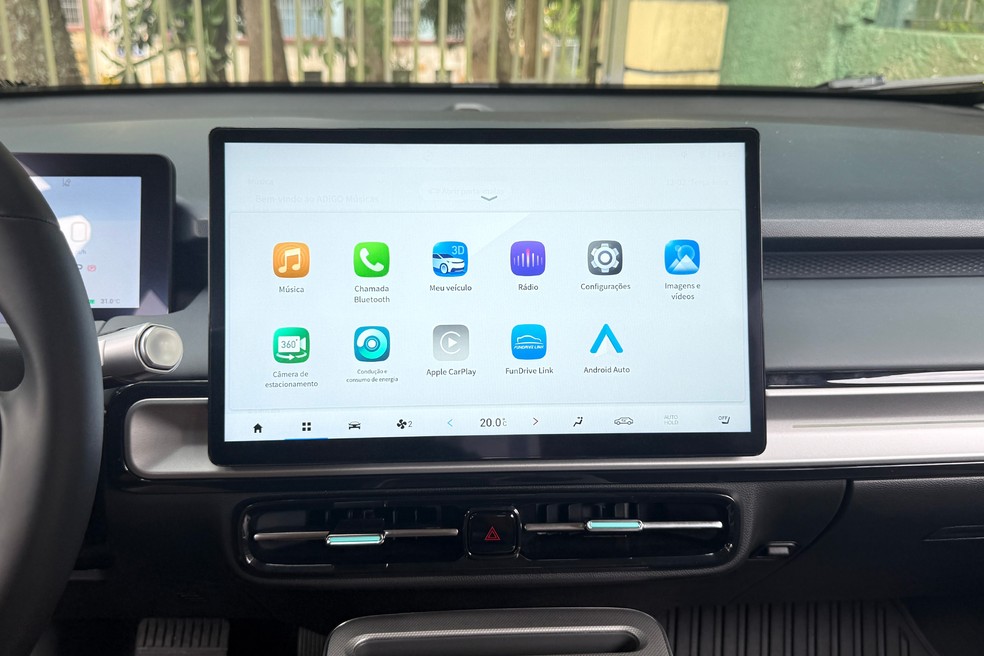 Central multimídia do GAC Aion Y só se espelha celulares com fio — Foto: André Paixão/Auto News Brasil