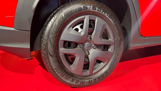 Volkswagen Tera manual usa truque de Kwid e Onix para camuflar calotas
