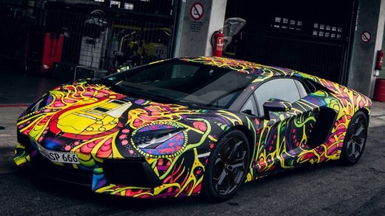 Lamborghini Aventador recebe pintura psicodélica na Alemanha