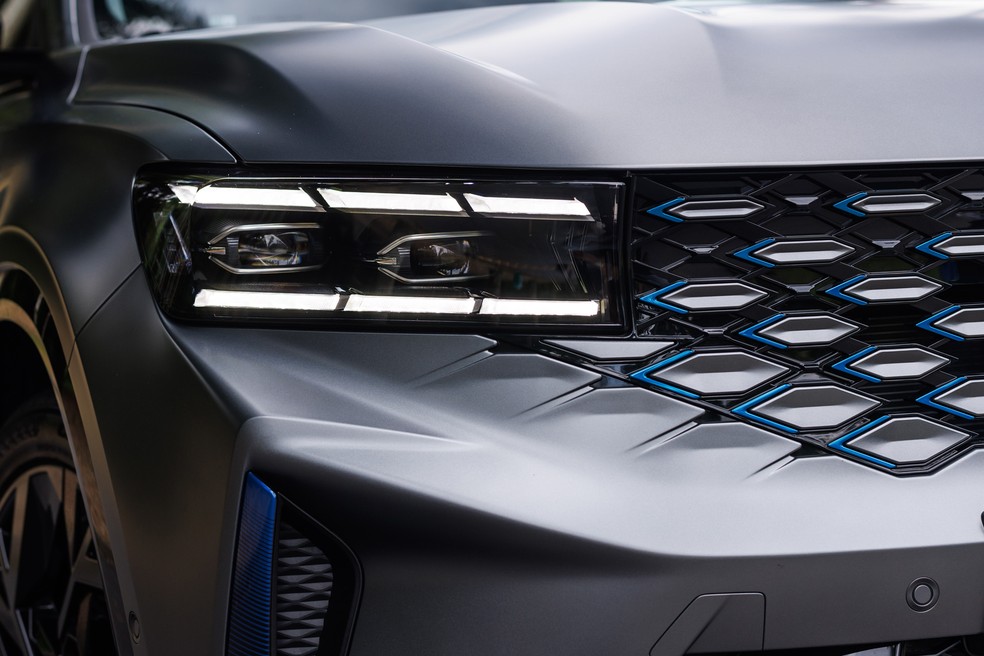 Renault Koleos Esprit Alpine traz grade com contorno do tipo "infinito" e faróis full-LED com projetores inteligentes — Foto: Divulgação/Renault