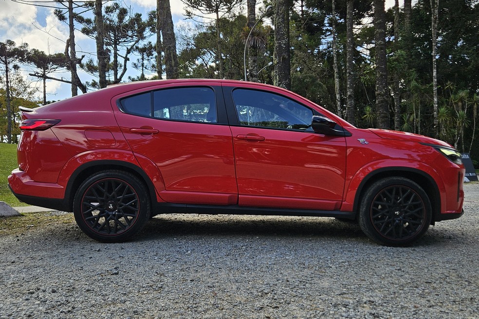 Cor vermelha no Fiat Fastback Abarth tem custo de R$ 990  — Foto: Leonardo Felix/Autoesporte
