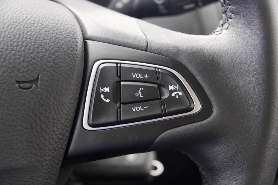 Comandos no volante do Ford Focus 1.6 SE Plus