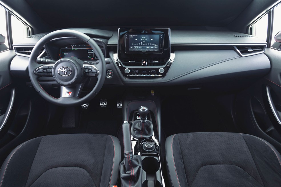 GR Corolla tem freio de mão na alavanca, volante exclusivo e central multimídia pequena — Foto: Fábio Aro/Autoesporte