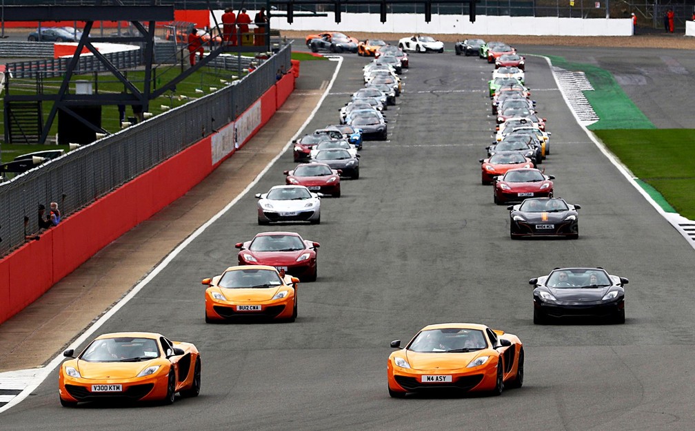 Desfile de 115 esportivos da McLaren entra para o livro dos recordes — Foto: Divulgação