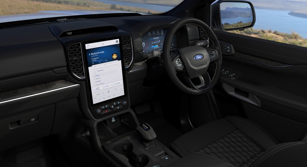 Cabine do Ford Everest tem tela na vertical — Foto: Divulgação