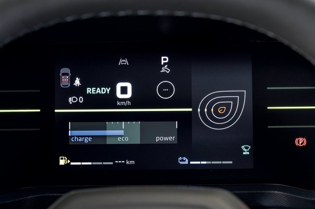 Dacia Duster Hybrid 140 - Painel de instrumentos digital mostra o funcionamento do sistema híbrido