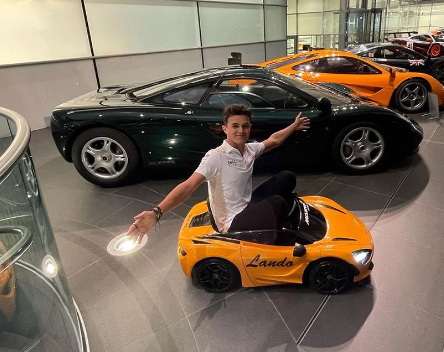 Lando Norris piloto de F1 acelera McLaren 720S de brinquedo na sede da equipe em Woking, no Reino Unido