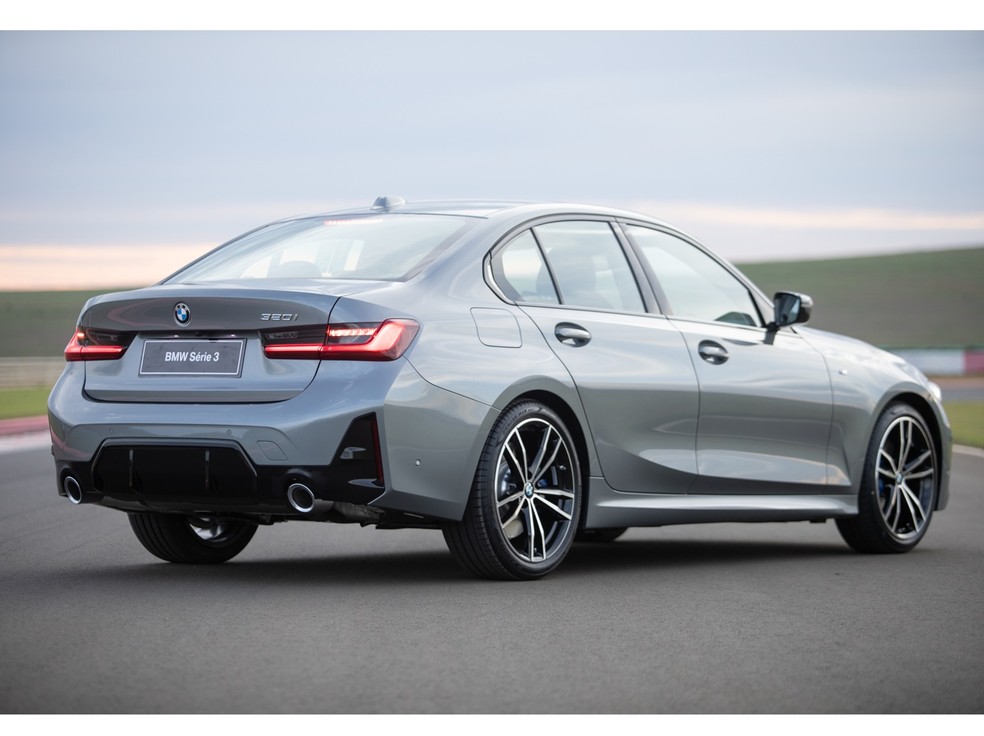 Novo BMW Série 3 2023 tem para-choque traseiro redesenhado e lanternas com nova disposição de luzes — Foto: Divulgação