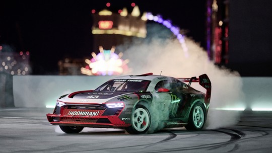Ken Block faz drift e zerinhos com Audi elétrico de corrida em Las Vegas
