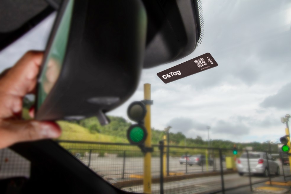 Atualmente, diversas instituições bancárias oferecem suas prórpias tags de pedágio. A Veloe é responsável pela C6 Tag  — Foto: Divulgação