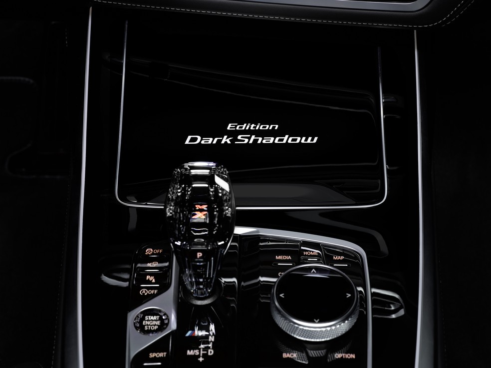 Câmbio do BMW X7 Dark Shadow Edition também é personalizado — Foto: Divulgação