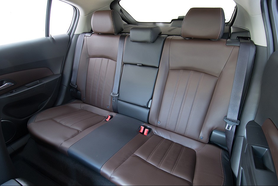 Interior renovado da linha Cruze 2015