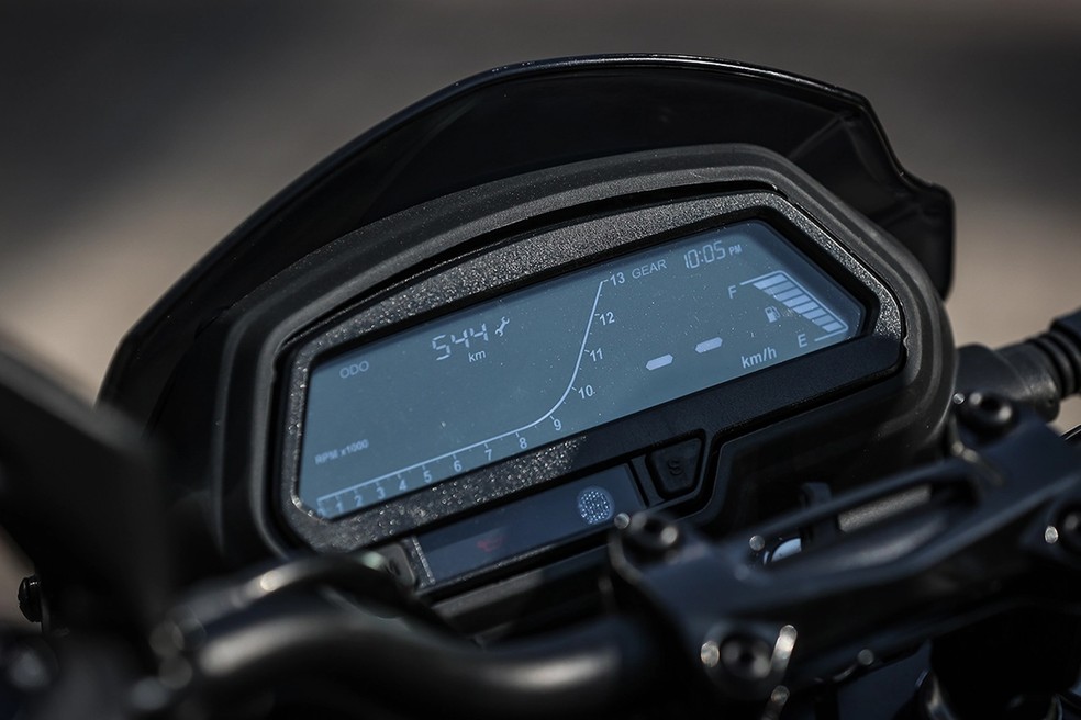 Bajaj Dominar 250 - painel de instrumentos da naked é 100% digital — Foto: Divulgação