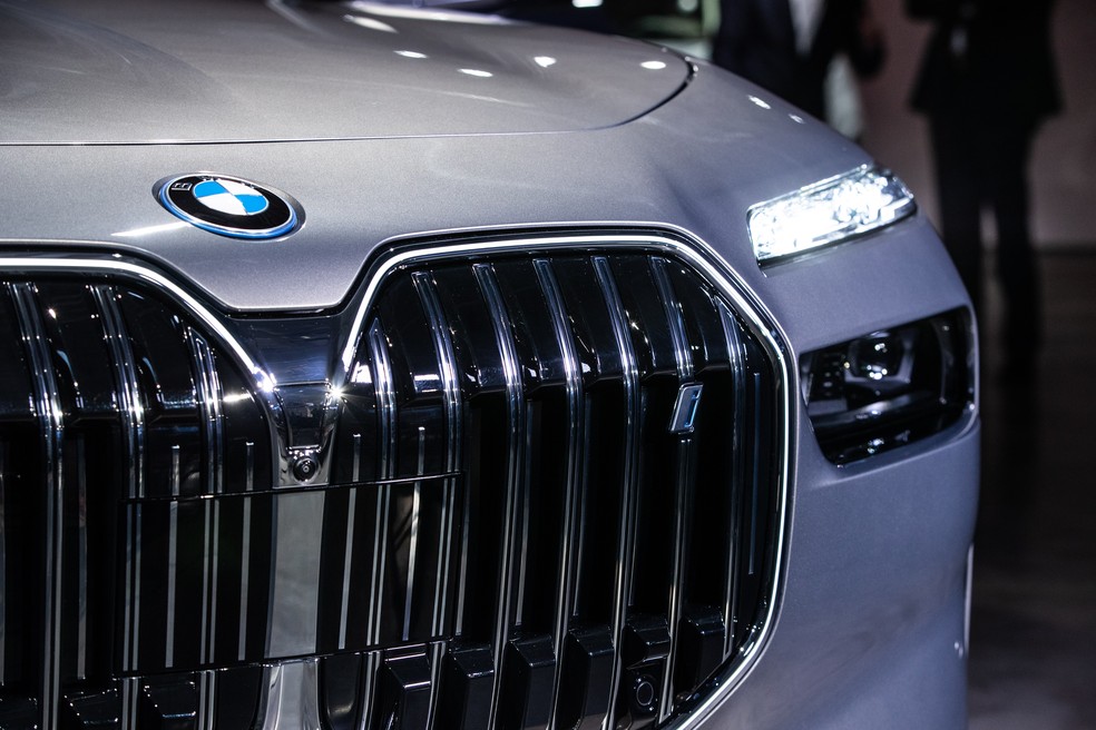 BMW i7 traz a nova configuração dos faróis. Grade "duplo rim" chama a atenção — Foto: Divulgação