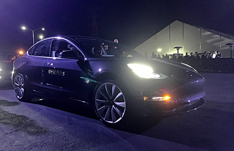 Funcionários da Tesla apresentam primeiros carros Model 3 em linha de produção em Fremont (EUA) (Foto: Reuters/Alexandria Sage) — Foto: Auto Esporte