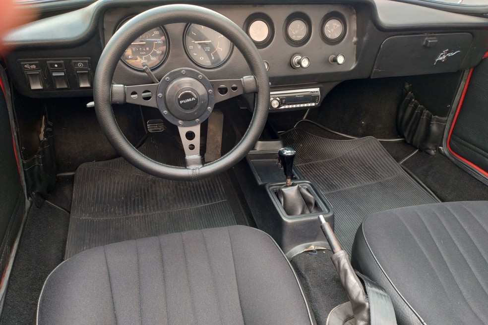 Puma GTS 1980 atualizou sistema de som por um CD player da Pioneer — Foto: Retrocar Veículos