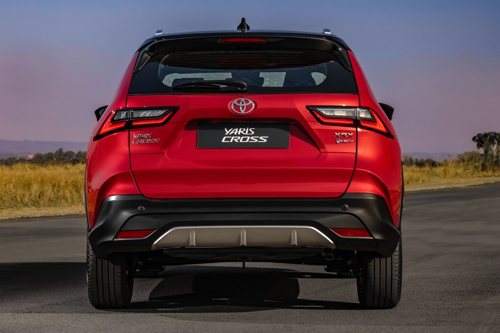 Toyota Yaris Cross XRX Hybrid tem escrita "HEV" na tampa do porta-malas &mdash; Foto: Divulga&ccedil;&atilde;o/Toyota