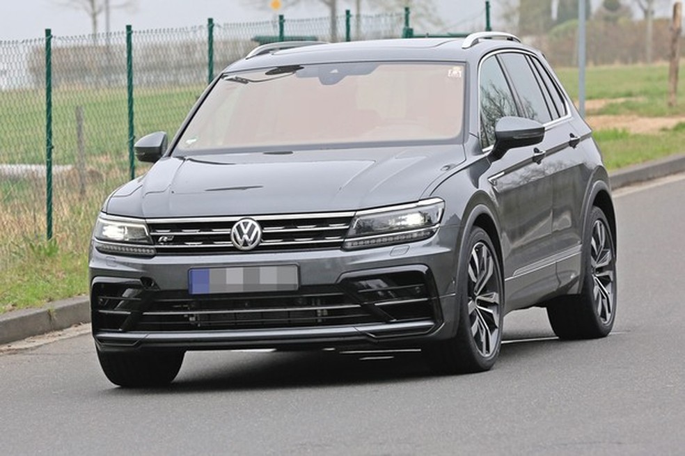 Volkswagen Tiguan R roda disfarçado como Tiguan R-Line (Foto: Stefan Baldauf/SB-MEDIEN) — Foto: Auto Esporte