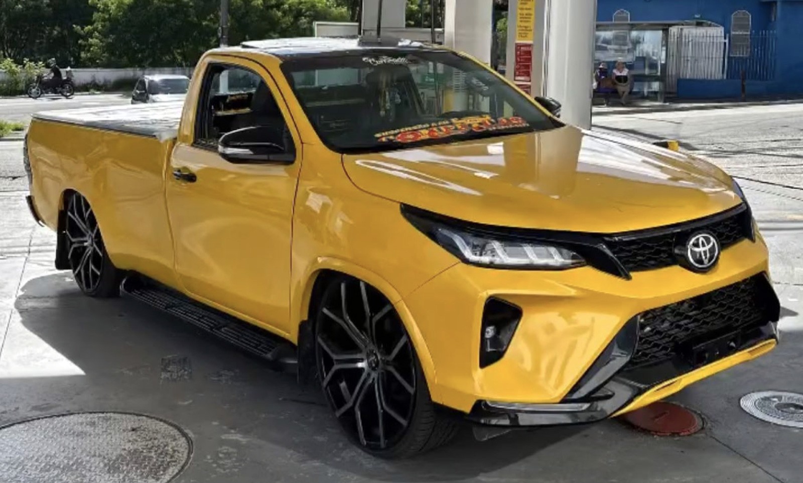 Donos de Toyota Hilux gastam R$ 30 mil para deixar picape com cara de SW4